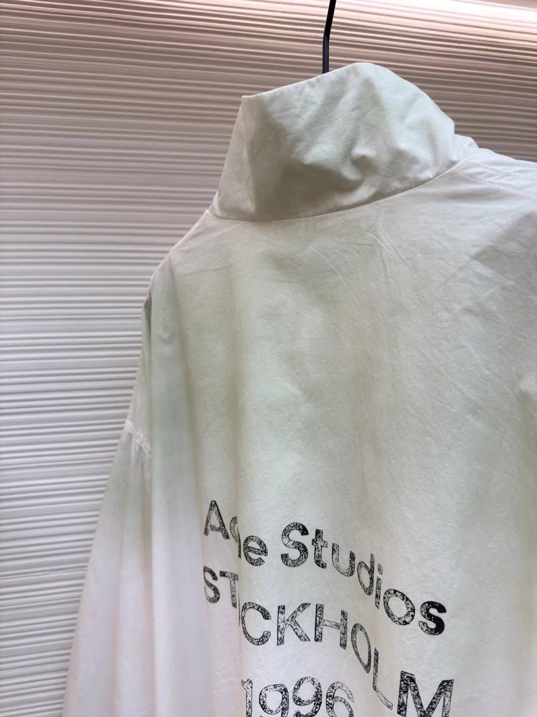 Acne Studios contrasting logo zipper jacket ●Original version: Purchased and developed for 6500 ●Item number: 1681088-B45 ●Material: Illustration cotton fine woven silk fabric ●Technology: Solid printing production ●Version: Loose fit ●Weight: about 580 grams ●Size: 42-44-46-48 ●Description: Customized Illusion elegant cotton fine woven silk, soft and silky, comfortable and close to the skin, in distressed black color The inadvertently smudged distressed effect meets the carrier of retro sentiments. The panel decorations are displayed in a homogeneous manner. It is embellished with the eye-catching Acne Studios 1996 contrasting logo on the back panel. It has a retro charm and exudes a modern simple fashion sense. The elastic cuffs and hem design cleverly outline the body lines and reveal a sense of high-end that cannot be ignored in the casualness. It is the most stylish fashion pioneer on the street, using solid printing. The chest printing has been modified by the film screen three times. Use glue liquid paint to print the pattern on the fabric, bake the fabric to fix the printed pattern, and use the gradient spraying process to make the clothes appear rich in color under different lights and increase the visual layering. Heavy washing uses a special solution to remove stains and slight fading, and then snowflake washing uses strong washing to remove fading and make the color more uniform. The hem is made at one time using a three-needle waist-stretching machine. The machine's special needle position and feeding mechanism are used to sew the elastic band and the fabric together in the same process. The three-needle design is stronger and can evenly distribute pressure to ensure that the elastic band and the fabric are tightly fitted. The overall wiring is straight and delicate, the fabric is comfortable and soft, and the color is consistent without color difference. It can be matched with the same style to create a fashionable look and control various occasions. Customized accessories, complete with three standards, same style for men and women!